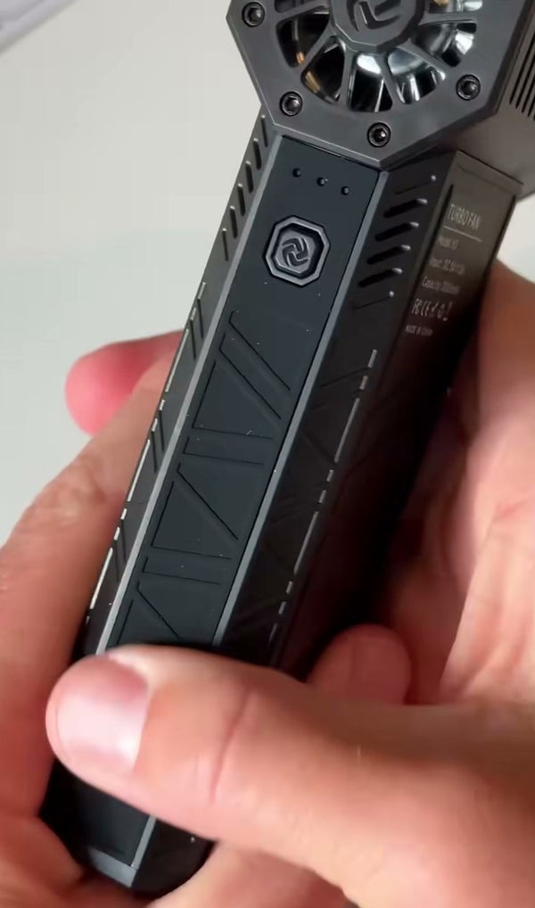 Detalj AeroStorm turbo duvača – dugme za napajanje, LED prikaz baterije i USB-C punjenje na crnom rebrastom kućištu