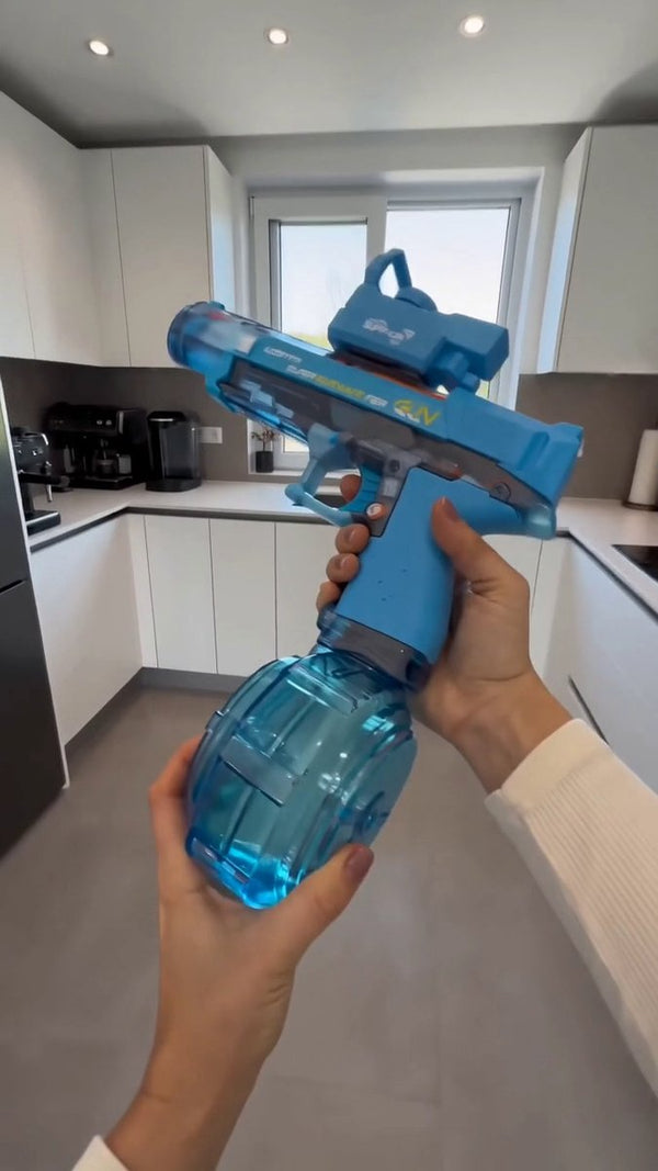 AquaStrike vodeni pistolj u ruci sa bubnjem za vodu