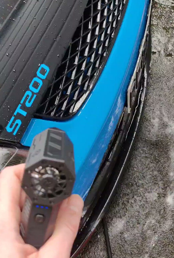AeroStorm turbo duvač suši rešetku plavog automobila posle pranja – jak mlaz vazduha za detailing