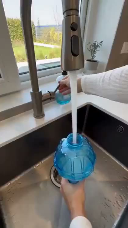 Bubanj AquaStrike pištolja se puni vodom sa česme